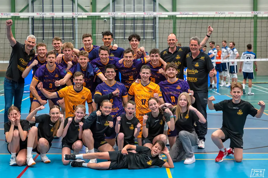 Heren 1 viert de winst samen met jeugdspelers